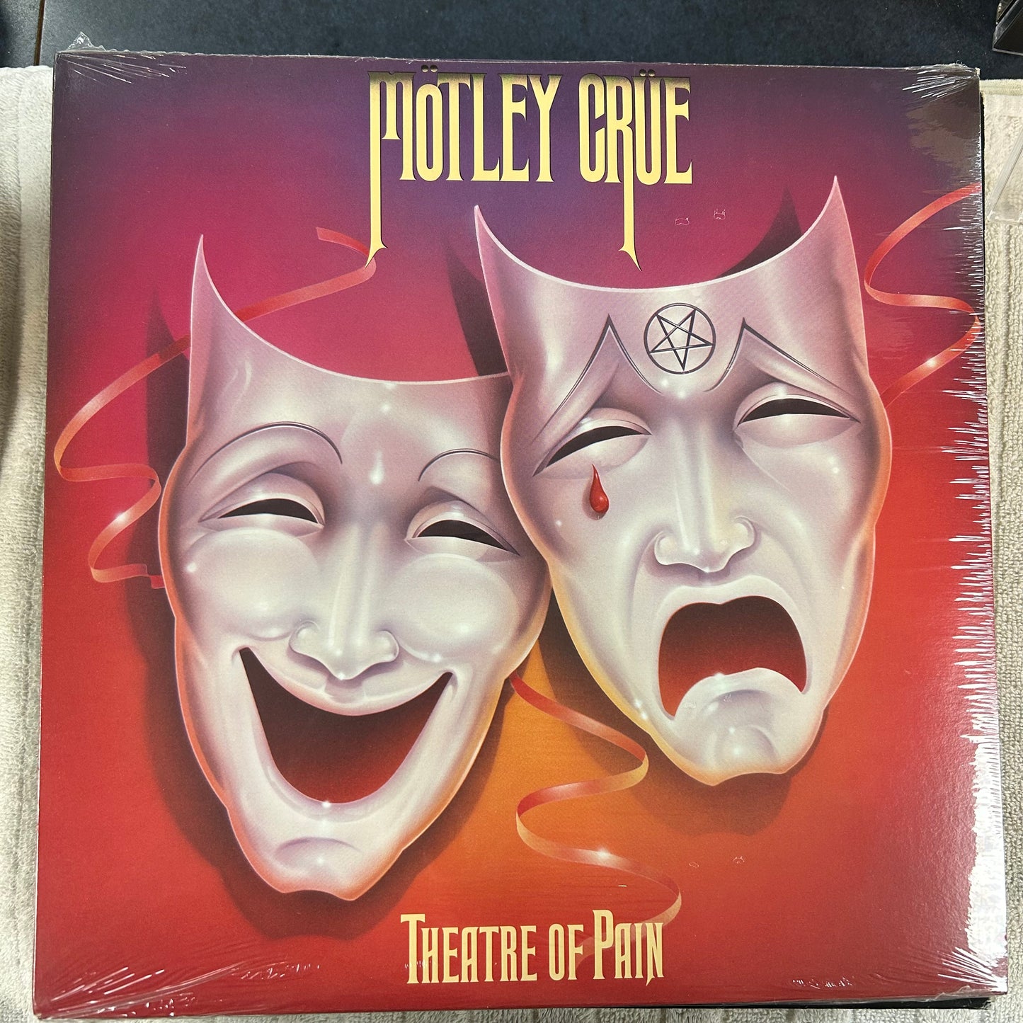 MÖTLEY CRÜE = THEATRE OF PAIN (ORIGINAL SEALED PRESSING 1985)