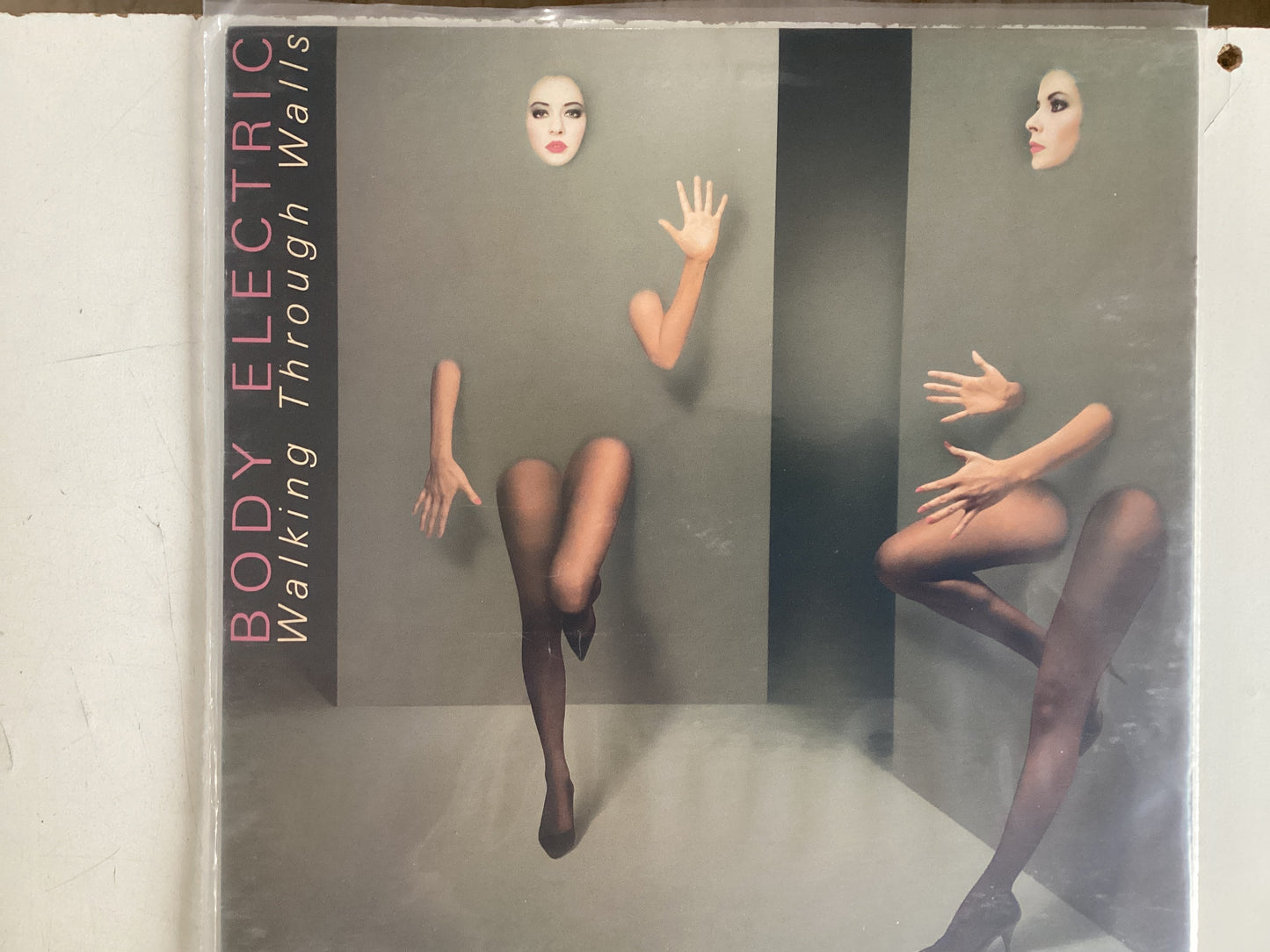 BODY ELECTRIC = WALKING THROUGH WALLS (CDA 1987) (USED)