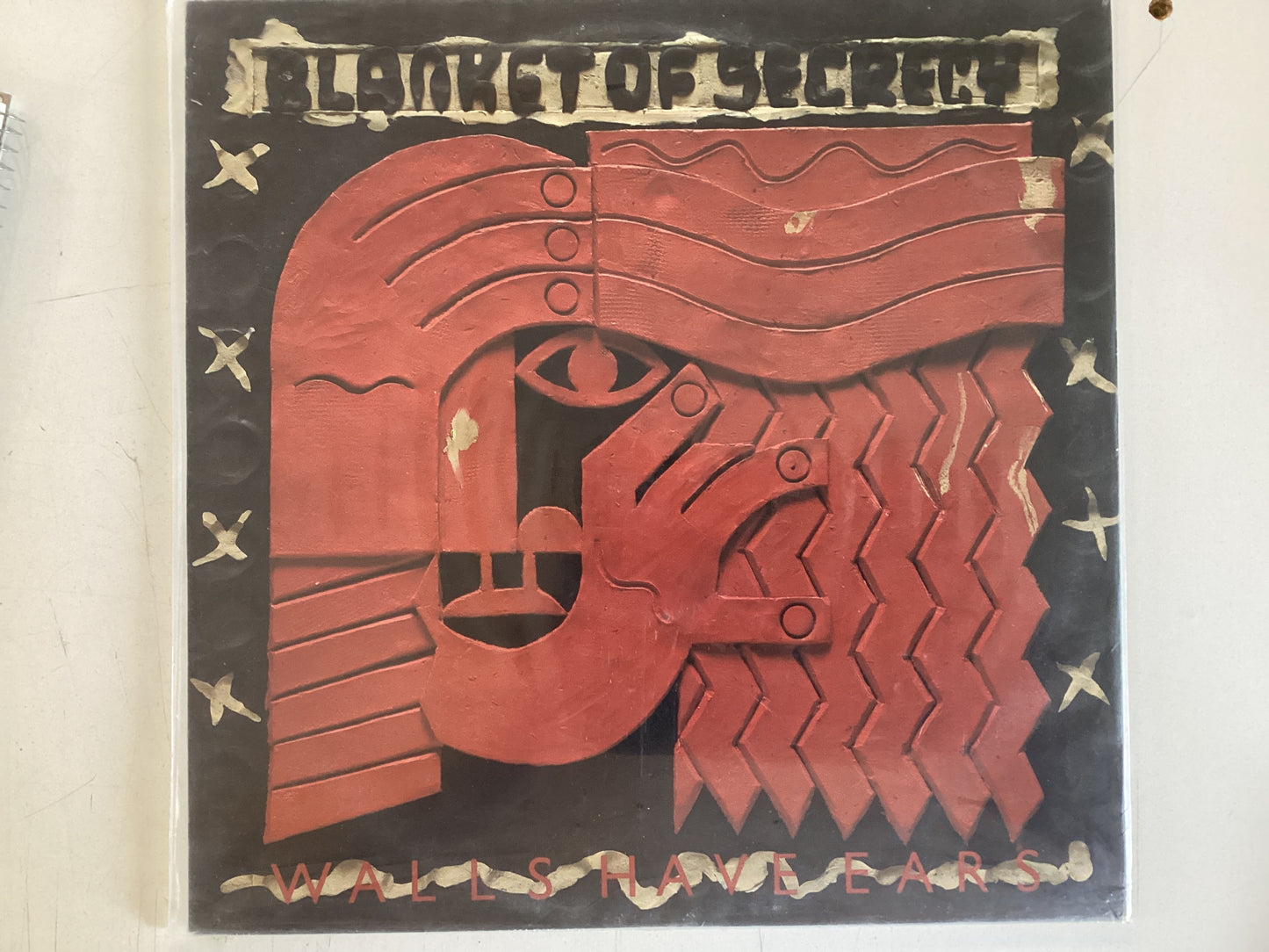 BLANKET OF SECRECY = WALLS HAVE EARS (CDA 1982) (USED)