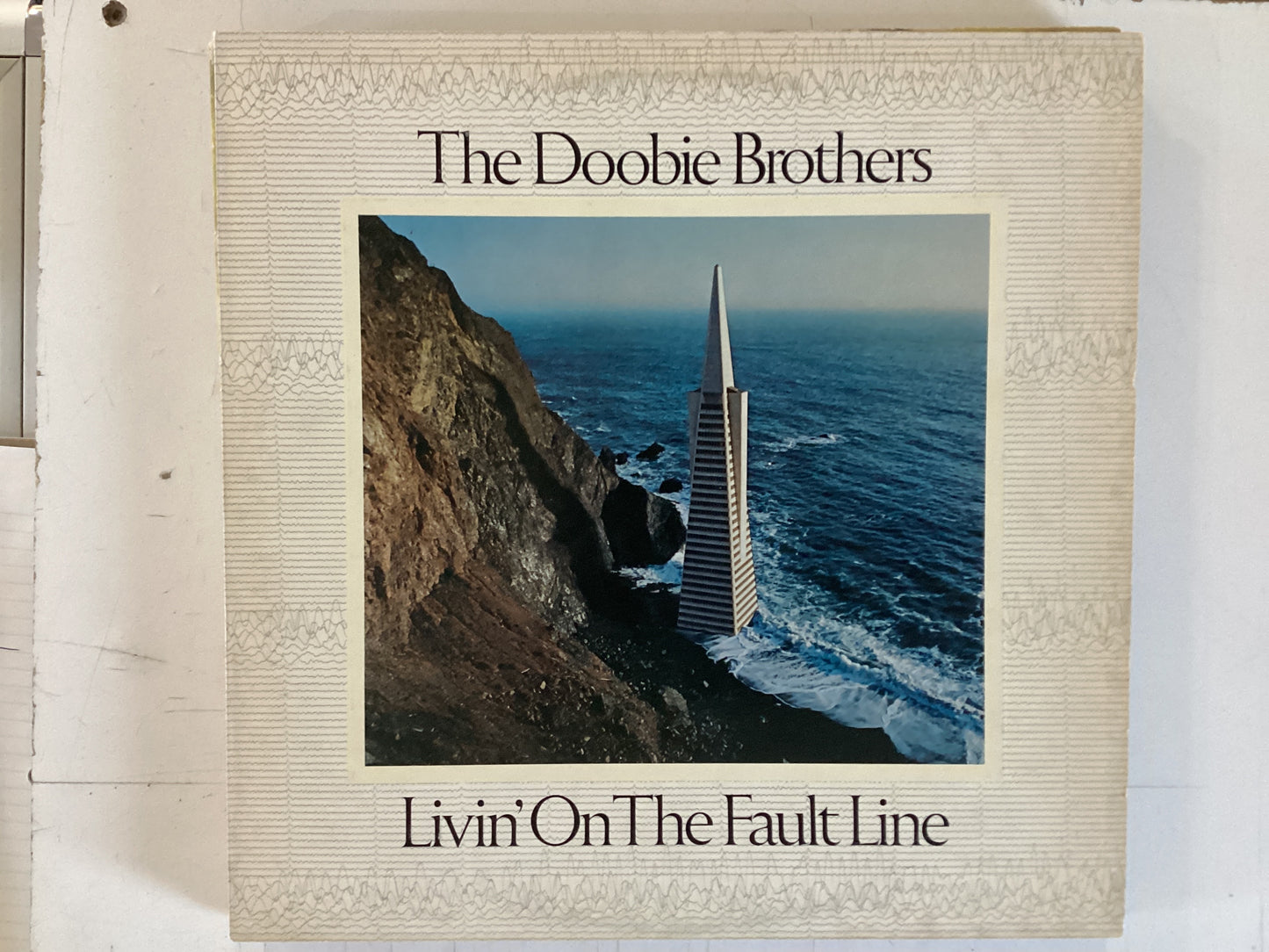 DOOBIE BROTHERS = LIVIN’ ON THE FAULT LINE (CDA 1977) (USED)